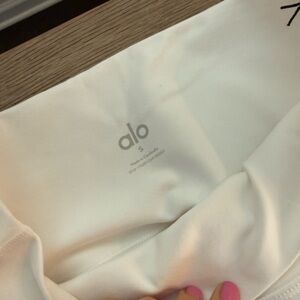 Alo White / Ivory Leggings
High- waist airbrush legging